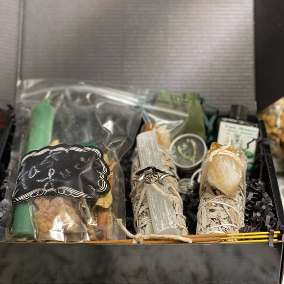 Fast Money Drawing Boxed Mojo Set with Aventurine, Selenite, & Citrine Crystals - Picture 3 of 10